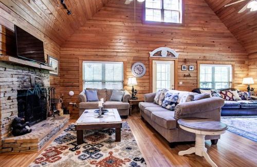 Townsend House | Laurel Valley Charmer with Grill and Golf Course Access