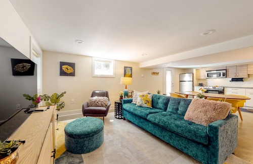 Laurelhurst Apartment | Laurelhurst Retreat | Downtown Portland apt with streaming, full kitchen, W/D