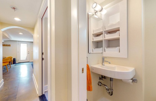 Laurelhurst Apartment | Laurelhurst Retreat | Downtown Portland apt with streaming, full kitchen, W/D