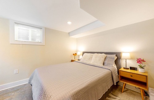 Laurelhurst Apartment | Laurelhurst Retreat | Downtown Portland apt with streaming, full kitchen, W/D