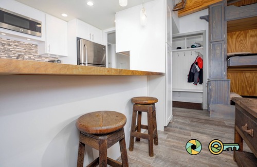 Mount Jackson Condo | Lavender Lodge (#237) On ski slope | Triple-decker bunk beds!