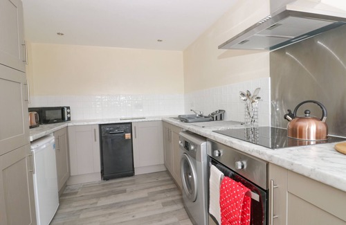 Tunstall Cottage | LAVENDER LODGE, pet friendly, character holiday cottage in Withernsea