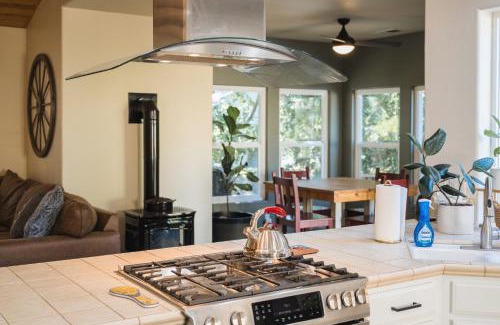 Templeton House | Lavender & Vine - Downtown Retreat with Hot Tub and Fire Pit!