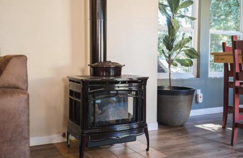 Templeton House | Lavender & Vine - Downtown Retreat with Hot Tub and Fire Pit!