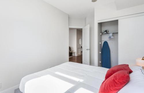 Downtown Mississauga Apartment | Lavish 2BR 2Bath Condo Steps to Square One Mall