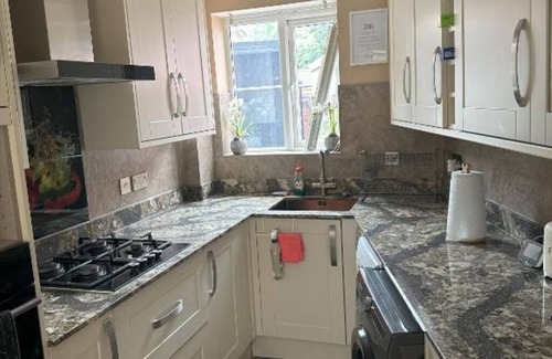 Heath House | Lavish 3 story house: Deluxe Double Room with Shower