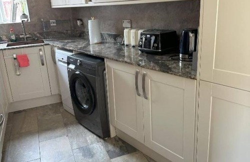 Heath House | Lavish 3 story house: Deluxe Double Room with Shower
