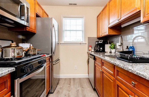 Newark Hotel | Lavish 3Bed Apt ! Free Gated Parking! 30 min NYC!