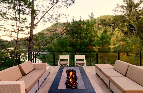 Mascota Ski Chalet | Lavish 4 Bedroom Chalet on Private Lake Resort