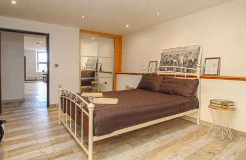 Lanark Apartment | Lavish Apartment sleeps 5 Lanark