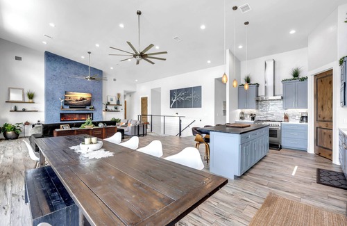 Kingsland House | Lavish Family Oasis - Infinity Pool, Onsite Boat Rental