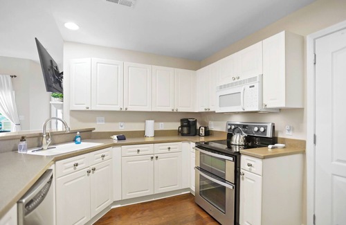 Cornelius Condo | Lavish Lake Lounge by SoCharm | 3rd Fl Waterfront Condo - 3Bed/2Bath Cornelius