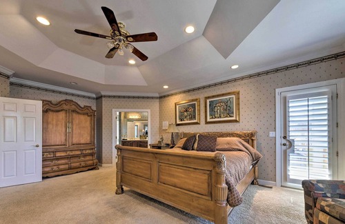 Carbondale House | Lavish Lakefront Retreat w/ Deck & Fire Pit!