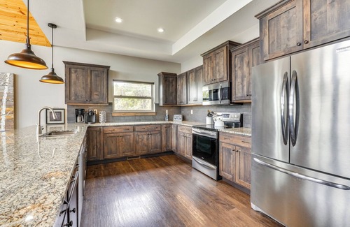 Lampe House | Lavish Retreat w/Decks, Steps to Table Rock Lake!