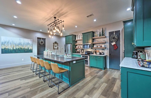 Glenwood House | Lavish Riverfront Escape w/Gas Grill!
