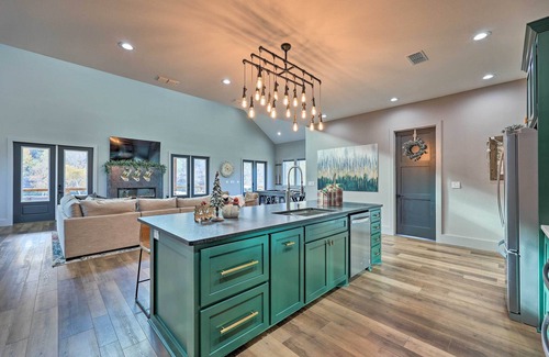 Glenwood House | Lavish Riverfront Escape w/Gas Grill!
