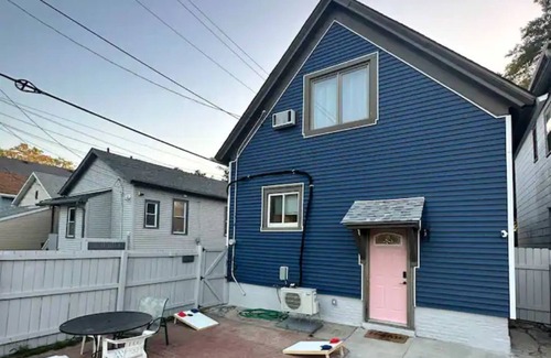 Fifth Ward House | Lavish tub with free parking near several music & wedding venues