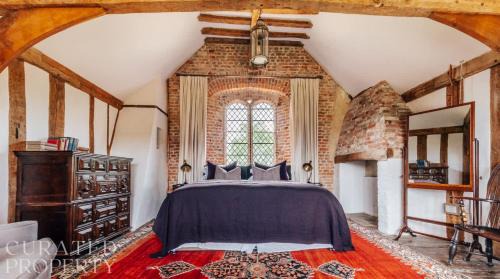 Hales House | Lavish Tudor Estate & Gardens - Sleeps 25