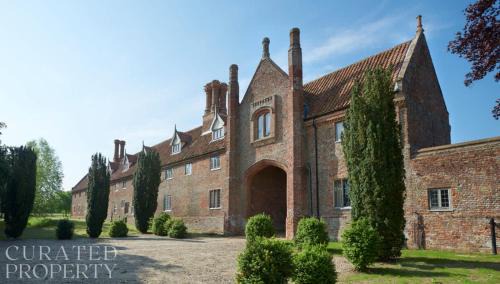 Hales House | Lavish Tudor Estate & Gardens - Sleeps 25