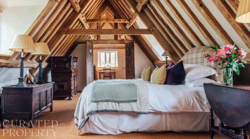 Hales House | Lavish Tudor Estate & Gardens - Sleeps 25