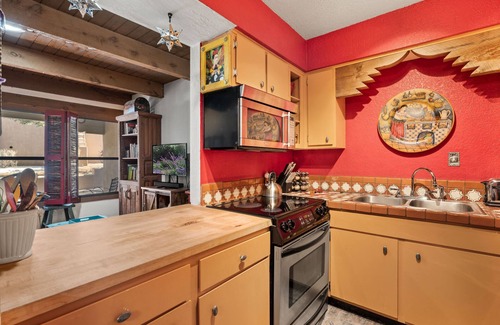 Northeast Santa Fe Hotel | Lavishly Decorated Fort Marcy Condo Downtown in Santa Fe