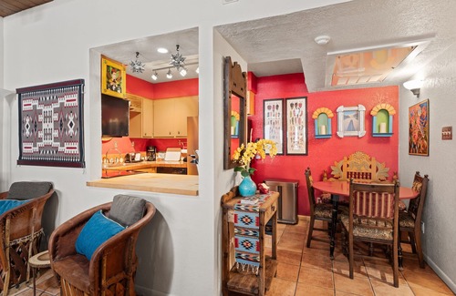 Northeast Santa Fe Hotel | Lavishly Decorated Fort Marcy Condo Downtown in Santa Fe