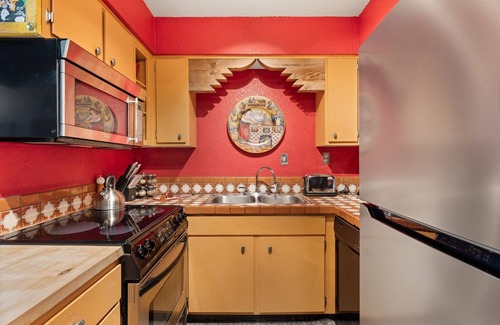 Northeast Santa Fe Hotel | Lavishly Decorated Fort Marcy Condo Downtown in Santa Fe