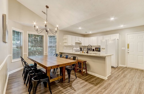 Lawrenceville House | ★Lawrenceville, NO stairs, 4br, sleeps 11!★