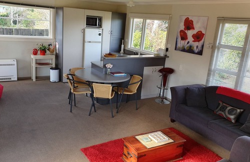 Te Anau House | Laybak Retreat -Highly recommended comfortable Kiwi batch