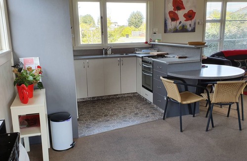 Te Anau House | Laybak Retreat -Highly recommended comfortable Kiwi batch