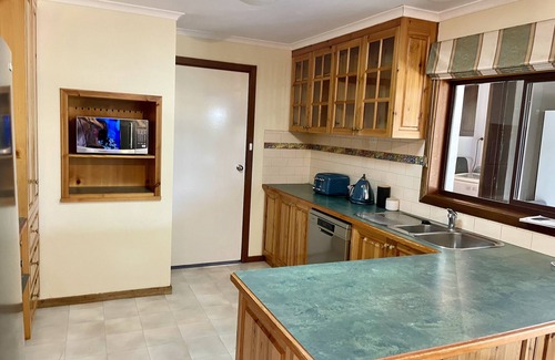 Lake Albert House | Layla's Lakeside 4 bedroom lakeside home with yard, air con & close to shops.