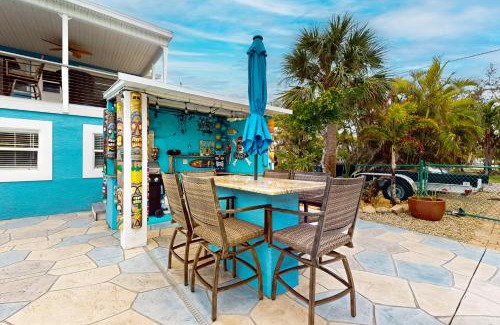 Mid Island House | Laze Away