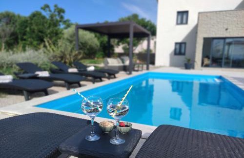 Garica Villa | Lazy 8 Villa