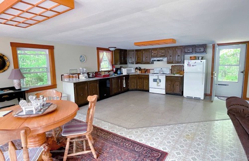 Nobleboro House | LAZY ACRES COTTAGE | LAKEFRONT | 2 Bed, 1 Bath