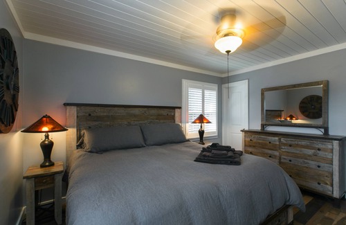 Bent Creek House | 🐻 Lazy Bear 5 Mins BRP, 12 mins DT AVL, 2 Fireplaces, Firepit🔥, fenced in yard