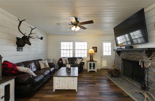 Bent Creek House | 🐻 Lazy Bear 5 Mins BRP, 12 mins DT AVL, 2 Fireplaces, Firepit🔥, fenced in yard