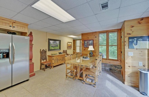 Helen Cabin | Lazy Bear Lodge: Getaways, WineTours, Bridal Parties,Reunions, Corporate Retreat