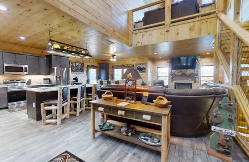 Walland Cabin | Lazy Bear Lodge (5-Bedroom Cabin) with Pool and Mountain view by RedAwning