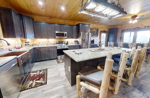 Walland Cabin | Lazy Bear Lodge (5-Bedroom Cabin) with Pool and Mountain view by RedAwning