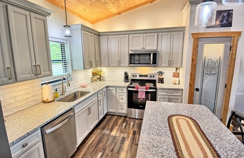 Jefferson Cabin | Lazy Bear Lodge-Open for Bookings! Hot Tub, Fire Pit, WIFI, Pets Considered