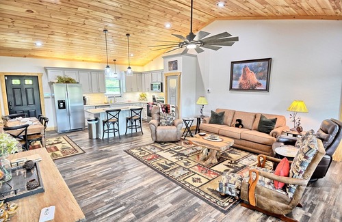 Jefferson Cabin | Lazy Bear Lodge-Open for Bookings! Hot Tub, Fire Pit, WIFI, Pets Considered