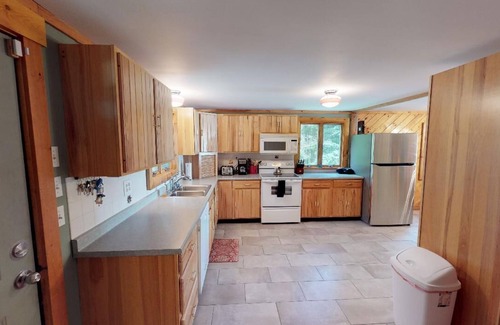 Greenville Cottage | Lazy Cove Cottage (Waterfront on Moosehead Lake!)