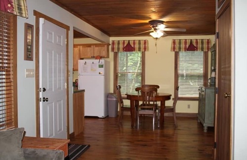 South Bloomingville Cabin | Lazy Lane Cabins - Hemlock
