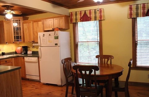 South Bloomingville Cabin | Lazy Lane Cabins - Hemlock