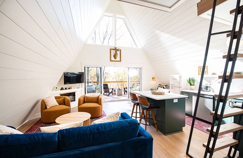 McArthur Cabin | Lazy Lane Cabins- Oak Hollow
