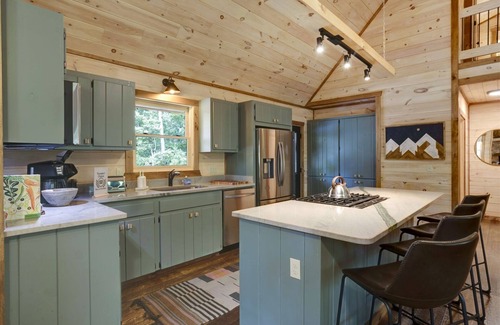 Blue Ridge Cabin | Lazy Luxury– New Modern Build: All King Bds, Fire Pit, Spa & Treetop Deck Views
