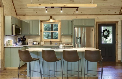 Blue Ridge Cabin | Lazy Luxury– New Modern Build: All King Bds, Fire Pit, Spa & Treetop Deck Views