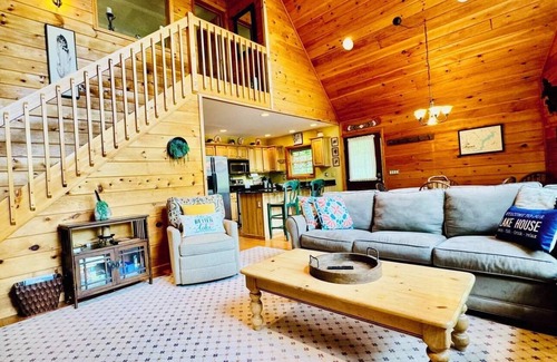 Greentown Cabin | Lazy River Cabin: Private 3 Bedroom, 3 Bath Getaway on Lake Wallenpaupack