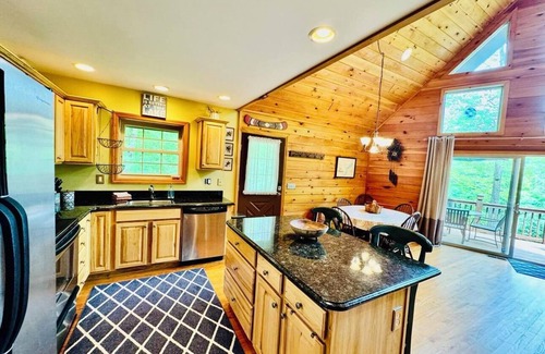 Greentown Cabin | Lazy River Cabin: Private 3 Bedroom, 3 Bath Getaway on Lake Wallenpaupack