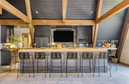 La Pine House | Lazy River Glamp-House by AvantStay | Newly Built, Luxe Indoor-Outdoor Living